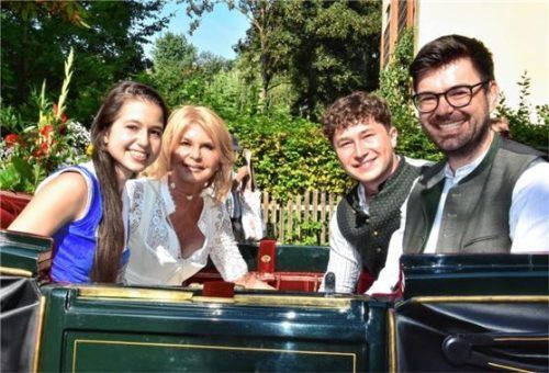 Mit der Flötzinger-Kutsche zum Herbstfest: (von links) Sophie Steegmüller mit ihrer Mutter Marisa und Bruder Sebastian und Lorenz Stiglauer. Fotos Schlecker