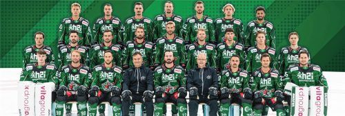 Mit diesem Kader starten die Starbulls Rosenheim in die neue DEL2-Saison: Hintere Reihe von links: Shane Hanna, Norman Hauner, Stefan Reiter, Dominik Kolb, Fabjon Kuqi, Kilian Kühnhauser und Lukas Laub; Mittlere Reihe von links: Tobias Beck, Dominik Tiffels, Zack Dybowski, Travis Ewanyk, Pascal Zerressen, Hagen Kaisler, Kevin Handschuh, Simon Gnyp und Ludwig Nirschl; Vordere Reihe von links: Patrik Mühlberger, Maximilian Vollmayer, Charlie Sarault, Co-Trainer Jamie Bartman, Kapitän C.J. Stretch, Trainer Jari Pasanen, Manuel Strodel, Ville Järveläinen und Oskar Autio.