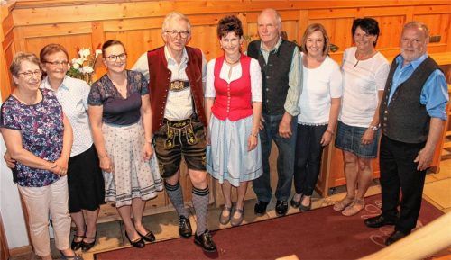 Mit einem engagierten Vorstand durchs Jubiläumsjahr: (von links) Anni Wurm, Lisi Pauls, Schriftführerin Christine Gebhard, Vorsitzender Sepp Millauer, Zweite Vorsitzende Elisabeth Schlemer, Baumwart Hans Kuchler, Kassierin Sabine Reisberger, Anneliese Stuffer sowie Ehrenvorstand Martin Impler.Foto Strim