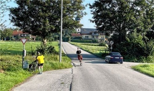 Mit einfachen Maßnahmen, wie der Einengung der Fahrbahn durch eine farbliche Markierung oder Pflasterung, könnte das Radweg-Ende kurz vor Weihenlinden entschärft und der Fahrbahnwechsel damit sicherer gemacht werden.