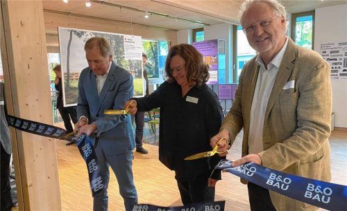 Mit goldfarbenen Scheren eröffneten (von links) Rainer Nagel, Vorstandsvorsitzender der Bundesstiftung Baukultur, Kuratorin Dr. Hilde Strobl von der Universität Innsbruck und Dr. Ernst Böhm, Gründungsgesellschafter der B&O-Gruppe, das neueste Projekt auf dem Aiblinger B&O-Gelände: die Ausstellung „Baukultur und Forschungsbauten in Bad Aibling“. Foto Eva Lagler