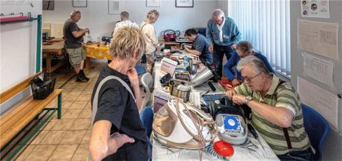 Mit voller Begeisterung werden alte oder kaputte Geräte repariert. Foto Johannes Thomae