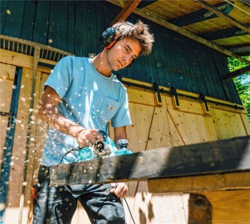 Moritz Bacher hat eine Ausbildung zum Zimmerer absolviert und anschließend Holztechnik studiert. Heute fertigt er aus alten Skateboards zum Beispiel Schalen oder Lampen. Foto Daniel Dückminor