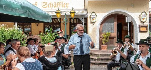 Musikalischer Abschiedsgruß: Georg Schäffler, Besitzer des Gasthofs Schäffler in Vagen, dirigiert am Vereinsjahrtag die Musikkapelle Vagen. Foto re