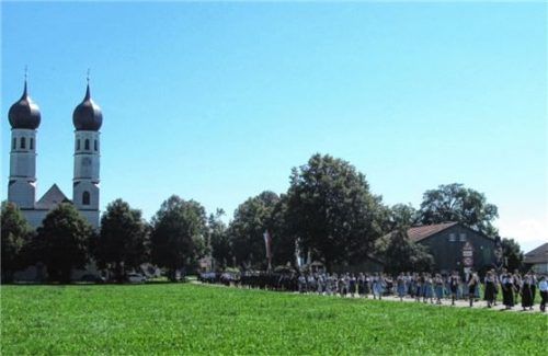 Nach dem Gottesdienst führte der Festzug zurück in den Killi-Stadl. Foto RE