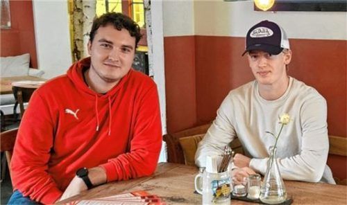 Nach der Schule nahm sich Sebastian Zwickl (rechts) Zeit für OVB-Sportredakteur Marinus Obermaier.Foto re