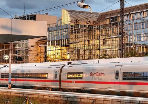 „Nächster Halt Innsbruck“ soll es in 15 oder 20 Jahren bei der schnellen Zugverbindung München-Verona heißen. Wie genau dann die Gleise verlaufen, sollen auch Erkundungsbohrungen mitbestimmen. Gegen deren Genehmigung über die Köpfe der Gemeinden hinweg wehren sich Stephanskirchen und Rohrdorf. Foto Pixabay