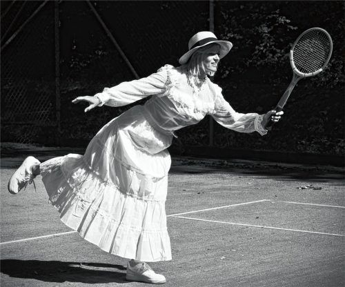 Nein, das ist kein Foto aus den 20er-Jahren des letzten Jahrhunderts. Es zeigt eine Spielerin des Nostalgie-Turniers, das der Verein zu besonderen Gelegenheiten veranstaltet, wie bei der Jubiläumsfeier am Wochenende. Foto Mayer