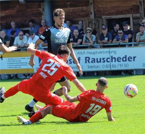 Nerman Mackic und Sascha Hingerl gehen gegen Burghausens Torschützen Daniel Bares zu Boden.Foto Buchholz