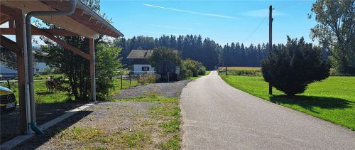 Dieser Weg auf der Strecke zwischen Großkarolinenfeld und Kolbermoor ist für Fußgänger und Radfahrer nun nicht mehr nutzbar. Fotos Hadersbeck
