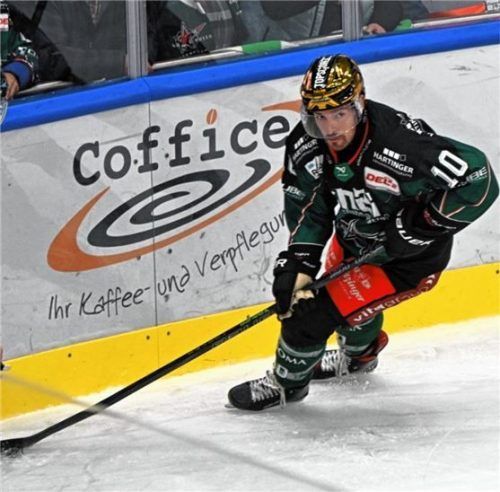 Norman Hauner war an allen drei Starbulls-Toren beteiligt und behält damit den goldenen Topscorer-Helm. Foto Ruprecht