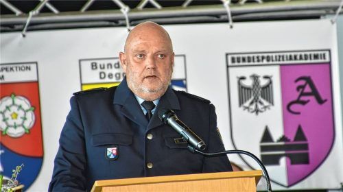 Ob beim Eisenbahnunglück in Bad Aibling 2016, beim Hochwasser 2013 oder in der Corona-Pandemie – bei all diesen Ereignissen war auch die Bundespolizei in der Region gefordert. Otto Ludger, Leiter der Bundespolizeiinspektion Rosenheim, erinnerte an die jüngste Geschichte der Bundespolizei in Rosenheim. Foto Schlecker