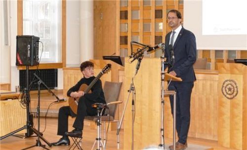 Oberbürgermeister Andreas März eröffnete im Rathaus die Gedenkveranstaltung, die musikalisch von Benno Panhans begleitet wurde.Fotos als