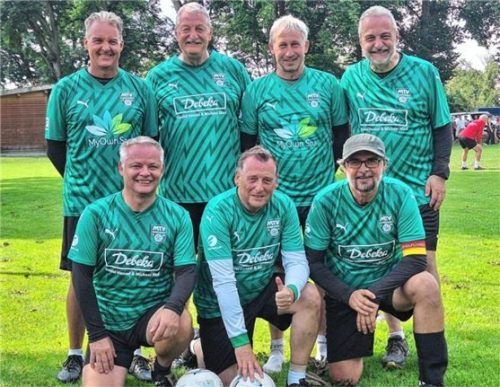 Ohne Satzverlust zum süddeutschen Meistertitel: die Faustball-Herren M55 des MTV Rosenheim. Foto MTV Rosenheim