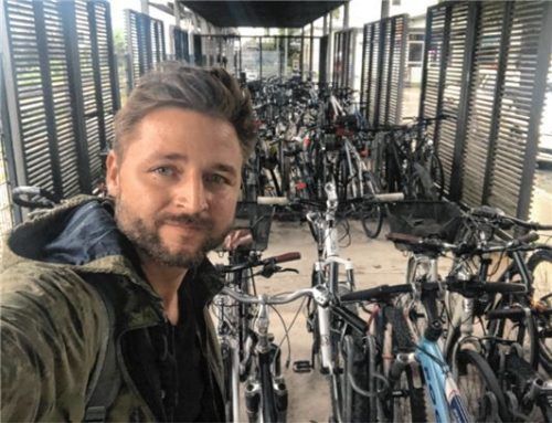 OVB-Reporter Nicolas Bettinger vor den angeschlossenen Fahrrädern am Bahnhof.
