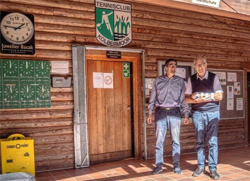 Peter Zach, Gründungsmitglied des Kolbermoorer Tennisclubs (rechts), und Vorsitzender Kurt Kantner haben guten Grund, sich auf die Feierlichkeiten am Wochenende zu freuen. Foto Thomae