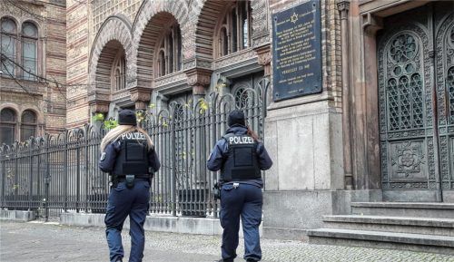 Polizeibeamte vor der jüdischen Synagoge in Halle: Am 9. Oktober 2019 hatte ein schwer bewaffneter Rechtsextremist versucht, die Synagoge zu stürmen und ein Massaker unter den Besuchern anzurichten. Als ihm das nicht gelang, erschoss der Mann eine Passantin und einen jungen Mann in einem Imbiss. dpa/Renata Schmidt