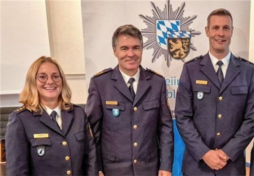 Polizeidirektorin Angelika Deiml hat Raubling Richtung Ainring verlassen, Polizeipräsident Manfred Hauser (Mitte) führt Polizeioberrat Christian Langenmair als ihren Nachfolger als Chef der Raublinger Grenzpolizei ein. Foto PP OBS