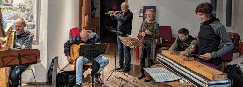 Probe im Klinikfoyer: Die Gruppe Lumen spielt höfische Musik des Mittelalters – zur Freude der Patienten. Foto Jeske