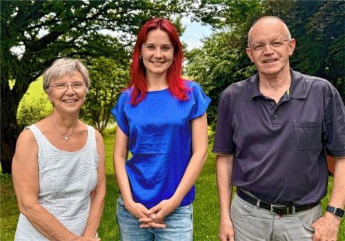 Psychologin Dr. Sarah Straub (Mitte) zusammen mit dem Seniorenbeauftragten von Oberaudorf, Josef Gasteiger, und seiner Frau Dr. CharlotteGasteiger. Foto Re