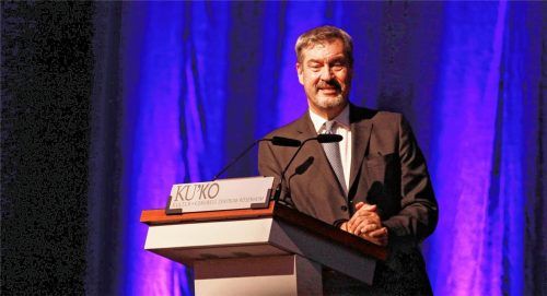 Raus aus der Lederhose, rein in den Anzug: Nach der Eröffnung des Oktoberfestes war Ministerpräsident Dr. Markus Söder nach Rosenheim zum Bundeskongress der Wirtschaftsjunioren im Kuko gekommen. Im Gepäck hatte er nicht nur Dankesworte, sondern auch heftige Kritik an der Bundesregierung. Foto MH Photography Manfred Huber