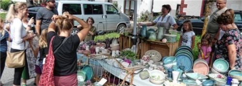 Reges Treiben gab es im August beim Bauernmarkt zu Mariä Himmelfahrt am Grabenstätter Marktplatz. Darauf hoffen die Veranstalter auch am heutigen Samstag beim letzten Bauernmarkt des Jahres. Foto  Archiv Müller