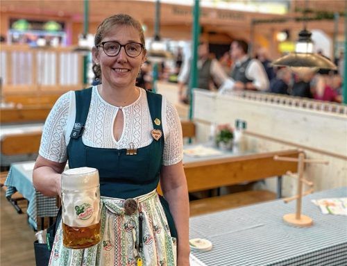 Renate Seebacher arbeitet seit 22 Jahren in der Auerbräu-Festhalle – dort bediente sie bekannte Persönlichkeiten und erlebte die ein oder andere unschöne Situation. Foto Baumeister