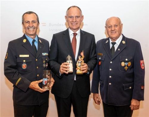 Richard Schrank (links), Kreisbrandrat des Landkreises Rosenheim, und Mitinitiator Christian Glas (rechts) überreichten auch Österreichs Innenminister Gerhard Karner ein Geschenk als Dankeschön.Foto Innenministerium Wien,