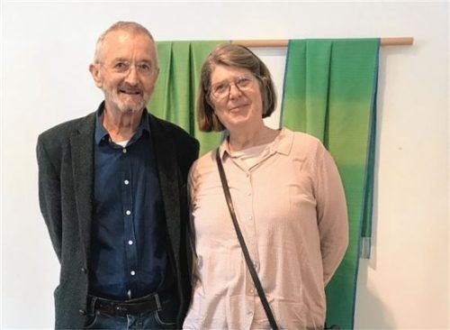Richard und Maja Vogl vor zwei gewebten Stolen von Maja Vogl. Foto bößwetter