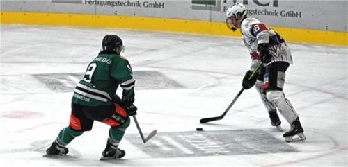 Rosenheims Andreas Schneider duelliert sich mit Gregor Stocker. Foto Franz Ruprecht