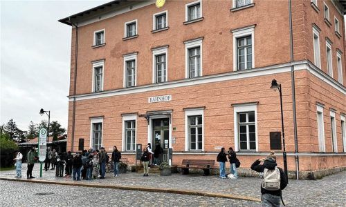 Rudelbildung am Aschauer Bahnhof: Kinder und Jugendliche sowie Pendler warten auf den Schienenersatzverkehr nach Prien, der aber nicht genug Plätze bietet. Foto re