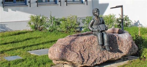 Rund 140000 Kubikmeter Trinkwasser werden jährlich durch das 40 Kilometer lange Leitungsnetz transportiert, bis es bei einem Hausanschluss oder an einem der zahlreichen Brunnen, wie vor dem Nußdorfer Rathaus, ankommt.Foto  Steffenhagen