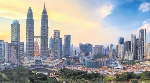 Rund um die Petronas Towers ist ein riesiger Park entstanden (gr. F.). Eine kleine Besucherin posiert vor einer Wandmalerei (kl. F.).