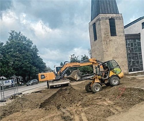 Sand prägt derzeit das Umfeld der Georgskirche. Wenn die Baumaßnahmen beendet sind, soll der Platz vor der Kirche zum Verweilen einladen.Foto Kottetr