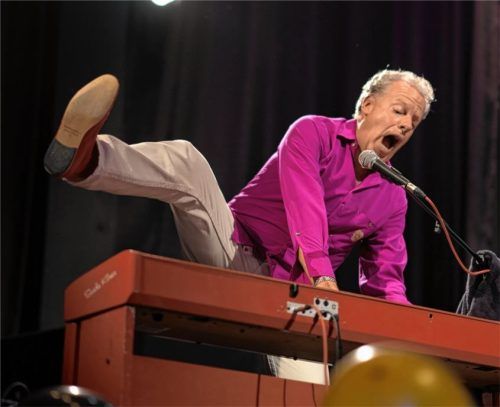 Sascha Klaar unterhielt das Publikum am Piano mit charismatischem Einsatz.