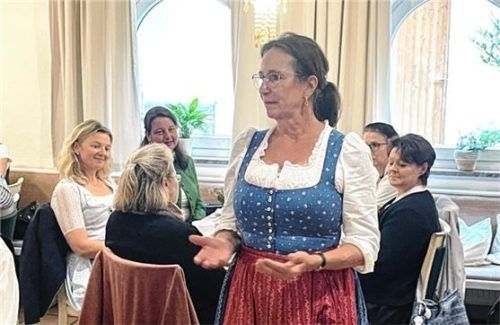 Schirmherrin und Kreisbäuerin Katharina Kern spricht zu den zahlreichen versammelten Gästen im Gasthof „Fischerstüberl Attel“. Fotos Hötzlsperger