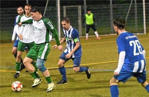 Schloßbergs Eryk Dziduch ist hier vor dem Brannenburger Kapitän Daniel Fellner am Ball.Foto Franz Ruprecht