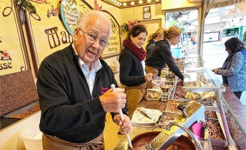 Schon seit 50 Jahren rührt Werner Hermann in der Mandelschüssel. Sein Geschäft gibt es bereits doppelt so lang. Foto Wildauer