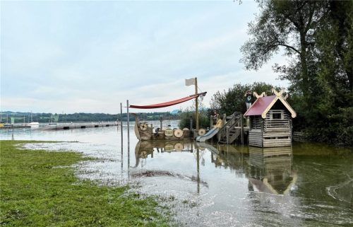 Schwimmendes Wikinger-Schiff: Wo sonst Kinder im Sand spielen, herrscht Mitte September Hochwasser. Foto Pfeifer