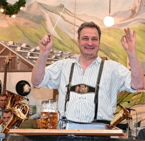 Seit 40 Jahren im Flötzinger Festzelt: Roland Merk, Dirigent der Musikkapelle Dreder Musi. Foto Schlecker