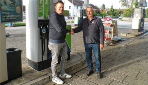 Sepp Oßner (links) übernimmt die Ampfinger Tankstelle an der Mühldorfer Straße 45 von Sepp Ellböck. Foto Rath