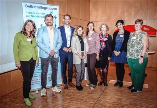 Sie sagen „Danke“ an alle, die unterstützendes Miteinander beispielhaft leben: (von links) Theresa Keidel, Geschäftsführung der Selbsthilfekoordination Bayern (SeKo), Sebastian Kurz, Geschäftsbereichsleitung Diakonie Rosenheim, Andreas März, Oberbürgermeister von Rosenheim, Nadine Hausburg, Bereichsleitung Diakonie Rosenheim, Karin Woltmann, Andrea Sporer und Lisa Dirnaichner, Mitarbeiterinnen der Seko Rosenheim und Annemarie Köppelreiter von der Selbsthilfegruppe Adipositas „Kurvenreich“. Foto seko bayern
