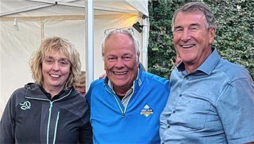 Sie schafften ein „Hole-in-one“ bei der Golfwoche: Alfred Großschädl vom GC Berchtesgadener Land und Ute Höger vom GC Reit im Winkl, hier mit Organisator Frank Saeger (Mitte).Foto kas