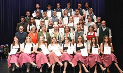„So viel Zukunft auf einem Bild“: Die Gastgeber Angelika Spitzer, Bereichsleiterin der Regierung von Oberbayern (zweite Reihe, zweite von links) und Sachgebietsleiter Dr. Peter Nawroth (dritte Reihe, ganz rechts) posierten mit dem Nachwuchs für Abschlussfotos – hier mit allen Absolventen der Haus- und Landwirtschaft aus dem Landkreis Mühldorf. Fotos fund