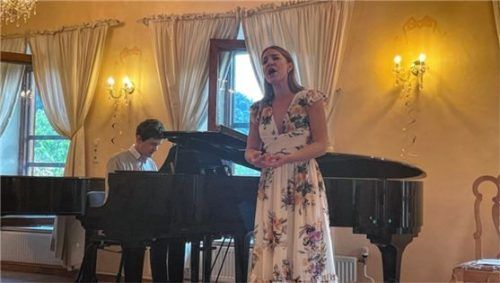 Sofiya Kulay, begleitet von Henri Bonamy am Klavier. Leidenschaft, Bühnenpräsenz und Ausdrucksstärke paarten sich mit klarem Sopran beim Abschlusskonzert des Meisterkurses Gesang in Sachrang.Foto kirchner