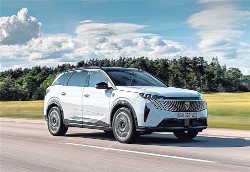 Sparsam und geräumig: Bei unserer ersten Fahrt begnügte sich der vollelektrische Peugeot E-5008, dessen Kofferraum bis zu 2232 Liter schluckt, trotz durchaus zügiger Fahrweise mit 16,6 kWh auf 100 Kilometer. Foto Peugeot