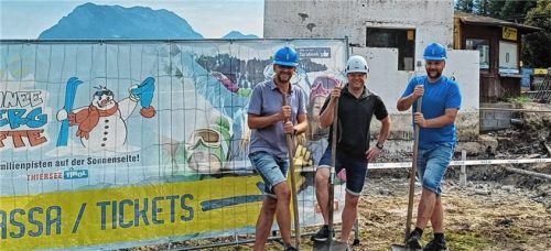Spatenstich der Initiatoren Martin Mairhofer, Sebstatian Kröll und Markus PanzlFoto re