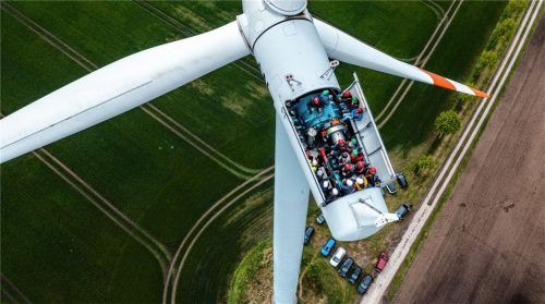 Spektakuläre Besichtigung: Bürger in Mecklenburg-Vorpommern konnten sich jüngst direkt an einer Turbine in luftiger Höhe über eine dortige Windkraftanlage informieren. Auch in Tuntenhausen könnte eine derartige Anlage entstehen. Die Unterzeichnung eines Kooperationsvertrags hat die Kommune aber zunächst auf Eis gelegt. Foto dpa