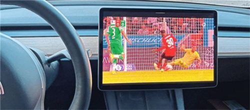 Stillstand: Fernsehen im Auto ist für den Fahrer nur möglich, wenn der Wagen steht – wie hier an der Ladesäule. Foto imago