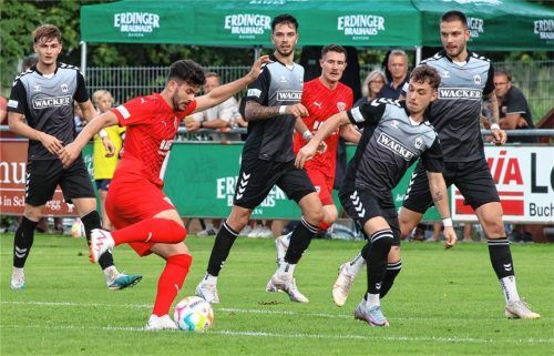 Szene aus dem letzten Derby in Buchbach: Sammy Ammari zieht gegen Denis Ade ab, Marcel Spitzer (rechts) fehlt Burghausen wegen einer Mandelentzündung. Foto Buchholz